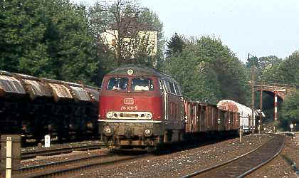 216 026-5 mit gemischtem Zug im Bahnhof Hofermühle
