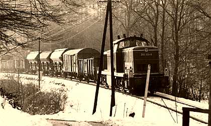 290 034-8 mit gemischtem Güterzug bei der Müschenau im Angertal. Winter 75-76.