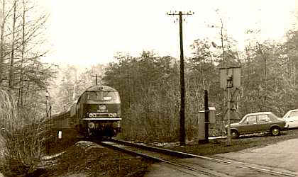215 037-3 kreuzt den Bahnübergang an der Auermühle. Feb 76