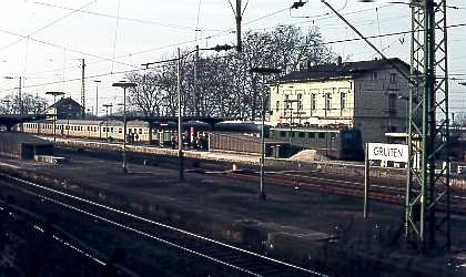Der Bahnhof Gruiten in den 70er Jahren (noch mit Stellwerk am Gleis 1)