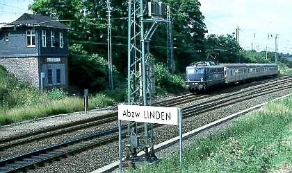 Zug Düsseldorf-Wuppertal am Abzweig Linden, im Hintergrund der Damm der Korkenzieherbahn.
