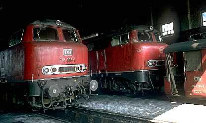 "Lollos" 216 008-3 und 216 003 im Schuppen in Oberhausen-Osterfeld 1975