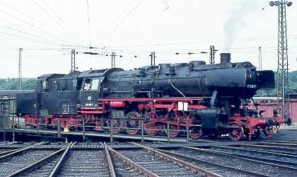 051 699-7 auf der Drehscheibe in Duisburg Wedau (1975)