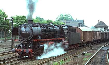 Lok 044 552-8 mit gemischtem Güterzug verlässt Herzberg (Harz)