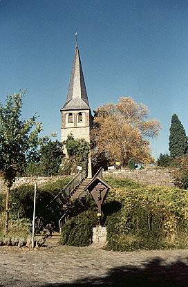 Der Friedhof mit dem alten Kirchturm