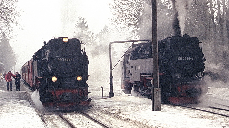 99 7238-1 mit Zug nach Nordhausen und 99 7236-5 am Wasserkran im Bahnhof Drei-Annen-Hohne (25.1.1997)