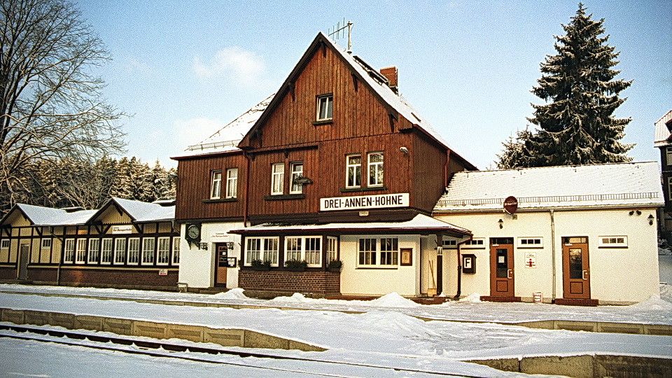 Der schneebedeckte Bahnhof Drei-Annen-Hohne