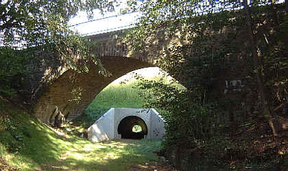 Bogenbrücke Fürkeltrath und Autobahndamm mit Betonröhre