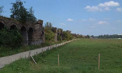 Die Reste der Rheinbrücke bei Wesel