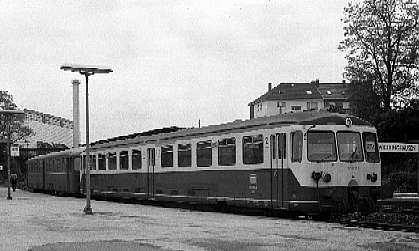 Akkutriebwagen 515-636-6 mit Steuerwagen hat den Endbahnhof Wichlinghausen erreicht