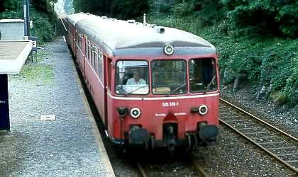 Der Triebwagen hat den Haltepunkt Lüntenbeck erreicht