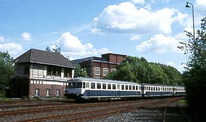 815 690-3 in Mirke vor dem Stellwerk(16.5.1993)