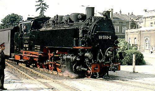 99 1759-2 überquert den Bahnhofsvorplatz Zittau (September 1977)